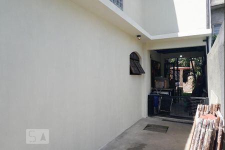 Casa à venda com 250m², 3 quartos e 2 vagasCorredor Lateral da Casa