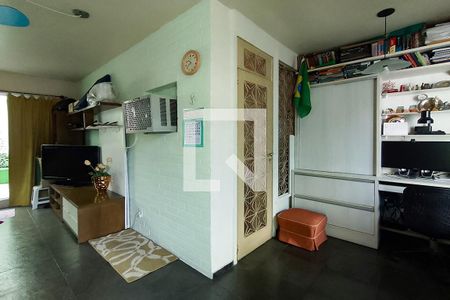 Casa à venda com 240m², 4 quartos e 4 vagas Casa à venda com 240m², 4 quartos e 4 vagasEscritório
