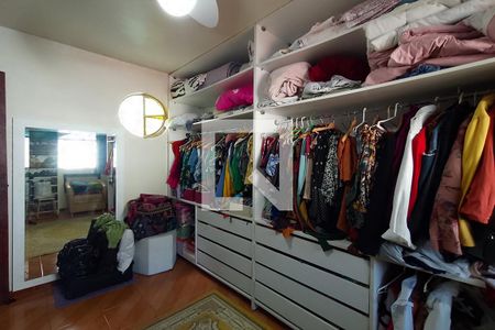 Casa à venda com 240m², 4 quartos e 4 vagas Casa à venda com 240m², 4 quartos e 4 vagasQuarto 2 - Closet