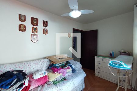 Casa à venda com 240m², 4 quartos e 4 vagas Casa à venda com 240m², 4 quartos e 4 vagasQuarto1