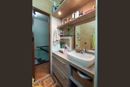 Casa à venda com 240m², 4 quartos e 4 vagas Casa à venda com 240m², 4 quartos e 4 vagasBanheiro Social