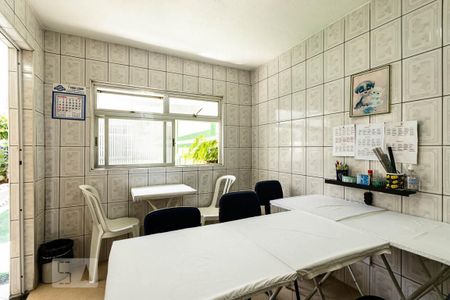 Casa à venda com 200m², 3 quartos e 2 vagasQuarto de serviço 