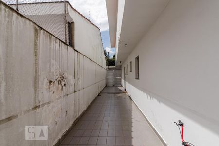 Casa à venda com 288m², 5 quartos e 6 vagas Casa à venda com 288m², 5 quartos e 6 vagasCorredor