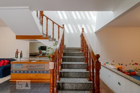 Casa à venda com 288m², 5 quartos e 6 vagas Casa à venda com 288m², 5 quartos e 6 vagasEscada para os Quartos