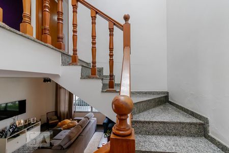 Casa à venda com 288m², 5 quartos e 6 vagas Casa à venda com 288m², 5 quartos e 6 vagasEscada para os Quartos
