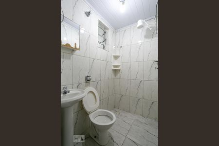 Banheiro de casa para alugar com 1 quarto, 25m² em Vila Romero, São Paulo