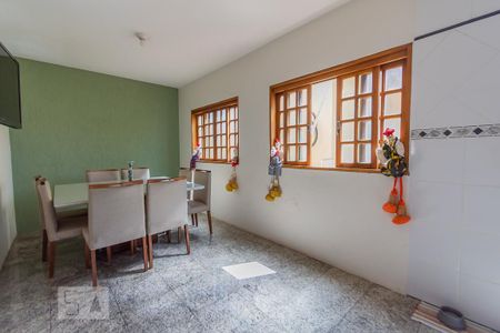 Casa à venda com 240m², 3 quartos e 6 vagas Casa à venda com 240m², 3 quartos e 6 vagasCopa