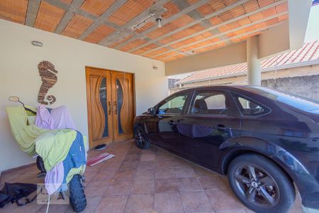 Casa à venda com 240m², 3 quartos e 6 vagas Casa à venda com 240m², 3 quartos e 6 vagasGaragem