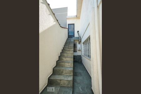 Casa à venda com 365m², 3 quartos e 2 vagas Casa à venda com 365m², 3 quartos e 2 vagasEscada quintal garagem