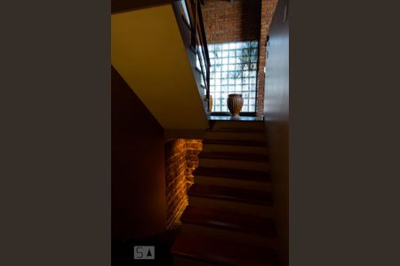 Casa à venda com 600m², 4 quartos e 2 vagas Casa à venda com 600m², 4 quartos e 2 vagasEscada