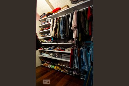 Casa à venda com 600m², 4 quartos e 2 vagas Casa à venda com 600m², 4 quartos e 2 vagasCloset da suíte 2