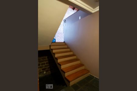 Casa à venda com 600m², 4 quartos e 2 vagas Casa à venda com 600m², 4 quartos e 2 vagasEscada