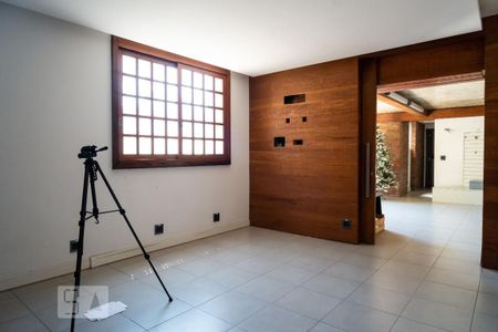 Casa à venda com 600m², 4 quartos e 2 vagas Casa à venda com 600m², 4 quartos e 2 vagasEscritório
