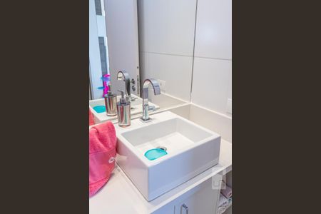 Apartamento à venda com 56m², 2 quartos e 1 vagaDetalhe banheiro