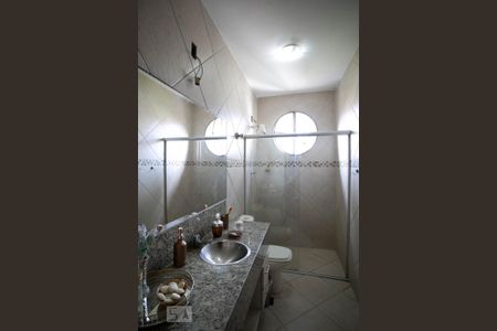 Casa à venda com 378m², 4 quartos e 5 vagasBanheiro da Suíte 2