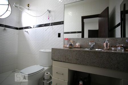 Casa à venda com 378m², 4 quartos e 5 vagasBanheiro da Suíte 1