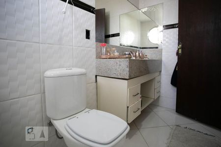 Casa à venda com 378m², 4 quartos e 5 vagasBanheiro da Suíte 1