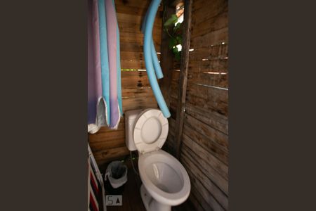 Casa à venda com 378m², 4 quartos e 5 vagasBanheiro da Piscina