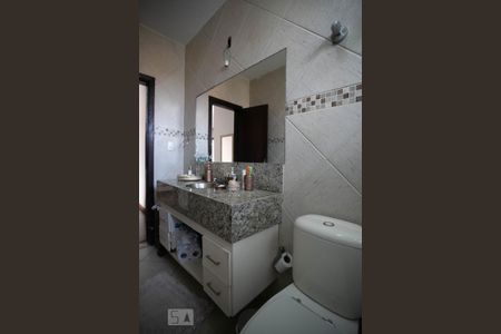 Casa à venda com 378m², 4 quartos e 5 vagasBanheiro da Suíte 2