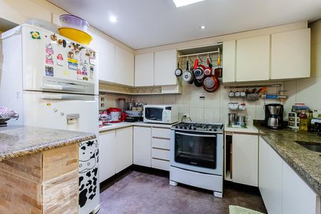 Casa à venda com 225m², 3 quartos e 2 vagas Casa à venda com 225m², 3 quartos e 2 vagasCozinha