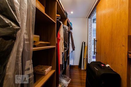 Casa à venda com 225m², 3 quartos e 2 vagas Casa à venda com 225m², 3 quartos e 2 vagasCloset da Suíte