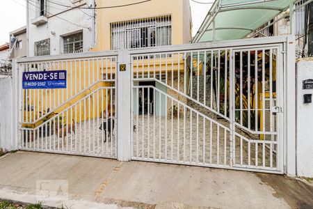 Casa à venda com 225m², 3 quartos e 2 vagas Casa à venda com 225m², 3 quartos e 2 vagasFachada