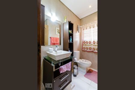 Casa à venda com 225m², 3 quartos e 2 vagas Casa à venda com 225m², 3 quartos e 2 vagasBanheiro