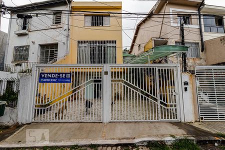 Casa à venda com 225m², 3 quartos e 2 vagas Casa à venda com 225m², 3 quartos e 2 vagasFachada