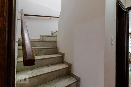 Casa à venda com 225m², 3 quartos e 2 vagas Casa à venda com 225m², 3 quartos e 2 vagasEscada