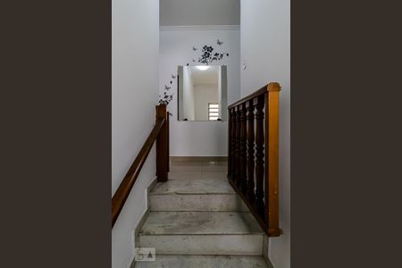 Casa à venda com 225m², 3 quartos e 2 vagas Casa à venda com 225m², 3 quartos e 2 vagasEscada