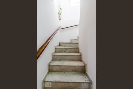 Casa à venda com 225m², 3 quartos e 2 vagas Casa à venda com 225m², 3 quartos e 2 vagasEscada