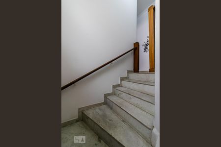 Casa à venda com 225m², 3 quartos e 2 vagas Casa à venda com 225m², 3 quartos e 2 vagasEscada