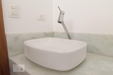 Casa de condomínio à venda com 488m², 4 quartos e 5 vagasDetalhe banheiro suíte - Pia
