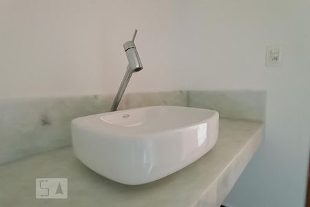 Casa de condomínio à venda com 488m², 4 quartos e 5 vagasDetalhe banheiro suíte 2 - Pia