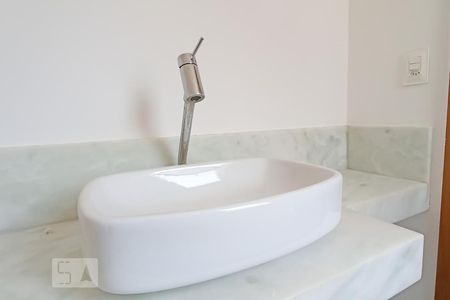 Casa de condomínio à venda com 488m², 4 quartos e 5 vagasDetalhe banheiro suíte 3 - Pia