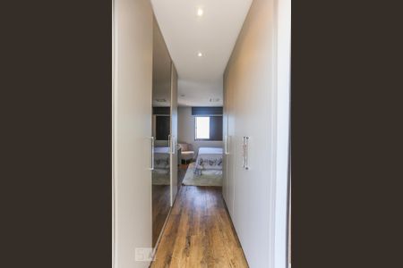 Apartamento à venda com 130m², 2 quartos e 3 vagas Apartamento à venda com 130m², 2 quartos e 3 vagasCloset Suite 1