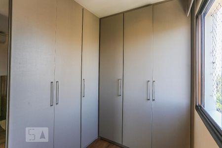 Apartamento à venda com 130m², 2 quartos e 3 vagas Apartamento à venda com 130m², 2 quartos e 3 vagasCloset Suite 1