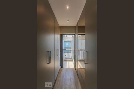 Apartamento à venda com 130m², 2 quartos e 3 vagas Apartamento à venda com 130m², 2 quartos e 3 vagasCloset Suite 1