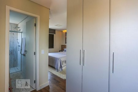Apartamento à venda com 130m², 2 quartos e 3 vagas Apartamento à venda com 130m², 2 quartos e 3 vagasCloset Suite 1