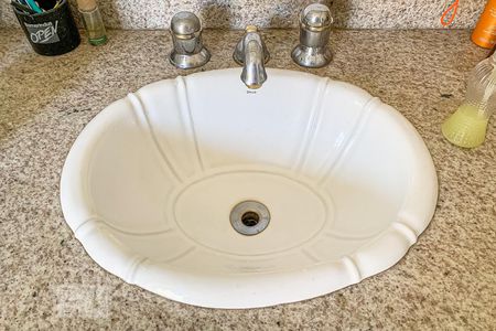 Casa à venda com 261m², 4 quartos e 6 vagasBanheiro do Quarto 1