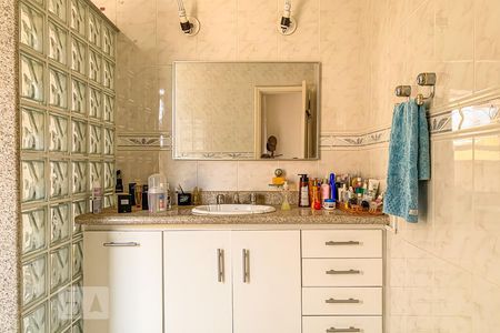 Casa à venda com 261m², 4 quartos e 6 vagasBanheiro do Quarto 1