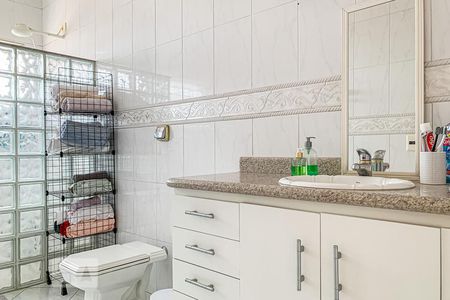 Casa à venda com 261m², 4 quartos e 6 vagasBanheiro do Quarto 3