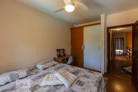 Casa à venda com 357m², 4 quartos e 3 vagas Casa à venda com 357m², 4 quartos e 3 vagasQuarto 4