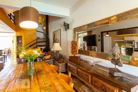 Casa à venda com 357m², 4 quartos e 3 vagas Casa à venda com 357m², 4 quartos e 3 vagasSala