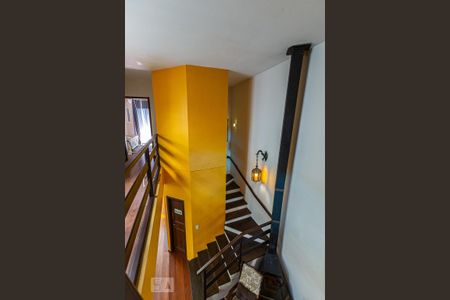 Casa à venda com 357m², 4 quartos e 3 vagas Casa à venda com 357m², 4 quartos e 3 vagasEscada