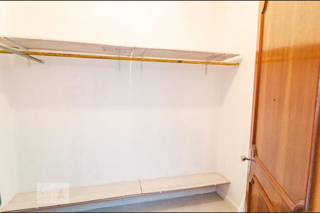 Casa à venda com 280m², 3 quartos e 2 vagas Casa à venda com 280m², 3 quartos e 2 vagasCloset da Suíte