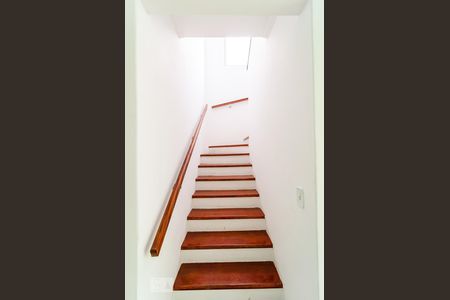 Casa à venda com 280m², 3 quartos e 2 vagas Casa à venda com 280m², 3 quartos e 2 vagasEscadas