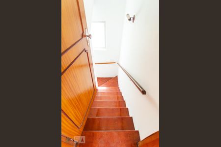 Casa à venda com 280m², 3 quartos e 2 vagas Casa à venda com 280m², 3 quartos e 2 vagasEscadas