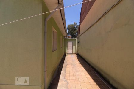 Casa à venda com 254m², 3 quartos e 2 vagasCorredor garagem