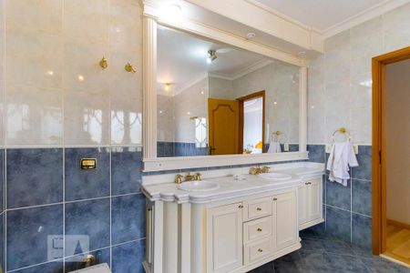 Casa à venda com 700m², 5 quartos e 8 vagas Casa à venda com 700m², 5 quartos e 8 vagasBanheiro da suíte 1